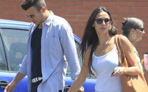 Demi Moore thân mật bên cạnh trai lạ